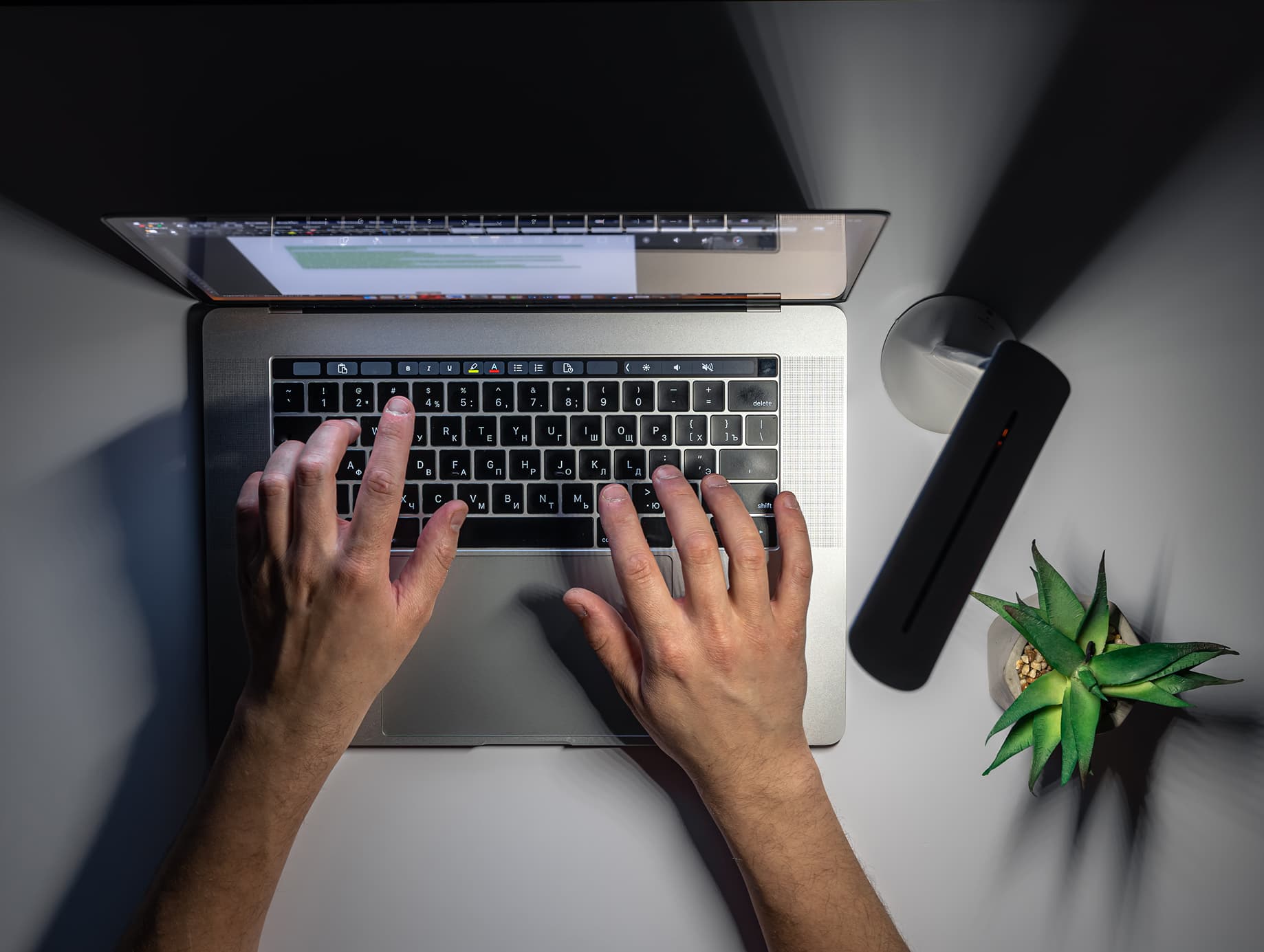 Programista piszący strony internetowe